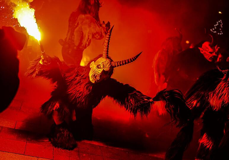 Der Stadtplatz der tschechischen Kleinstadt Kaplice gehörte gestern den Krampussen: Die Bilder vom Grusel-Lauf.