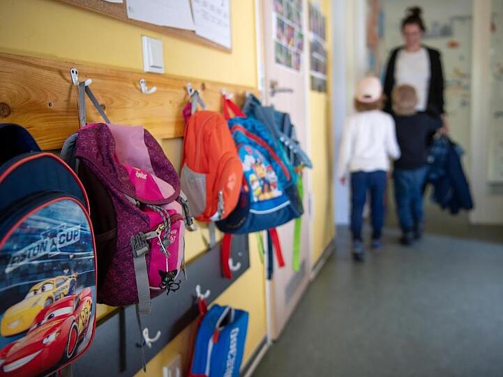 Kinderrucksäcke hängen im Eingangsbereich einer Kita. (Symbolbild)