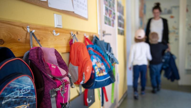 Kinderrucksäcke hängen im Eingangsbereich einer Kita. (Symbolbild) Kinderrucksäcke hängen im Eingangsbereich einer Kita. (Symbolbild)