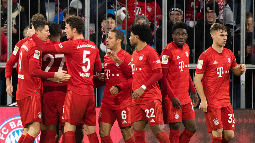 Der FC Bayern um Toptorjäger Lewandowski (li.) ist auf der Jagd nach einer historischen Bestmarke.