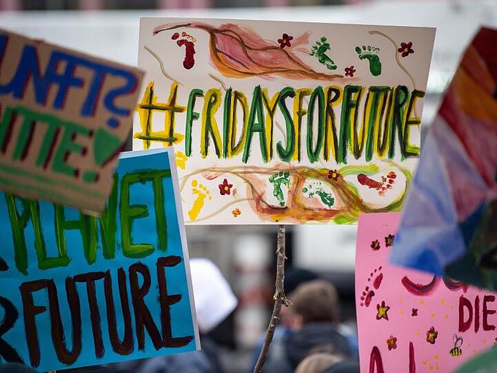 Die Stadt Mannheim hat die Bußgelder gegen vier Familien aufgehoben, deren Kinder während der Schulzeit an Klimaprotesten teilgenommen hatten.