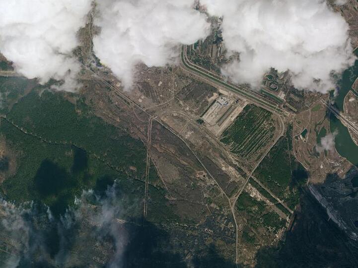 Die Satellitenaufnahme zeigt einen Blick auf Rauchwolken eines Waldbrands in der Sperrzone um das stillgelegte Atomkraftwerk Tschernobyl.