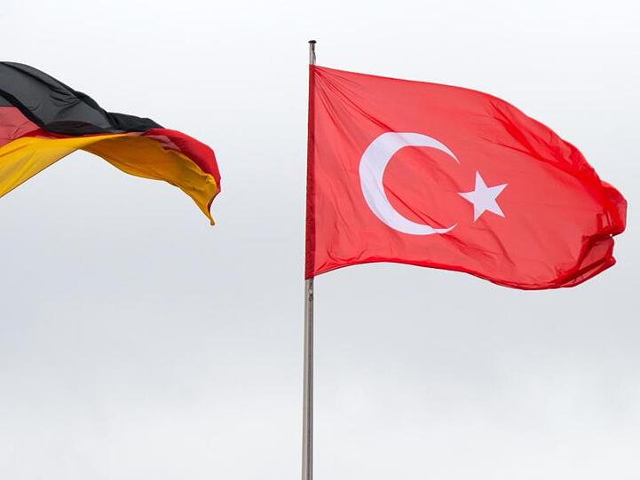 Die Flaggen von Deutschland und der Türkei wehen im Wind. Foto: Bernd von Jutrczenka/Archiv