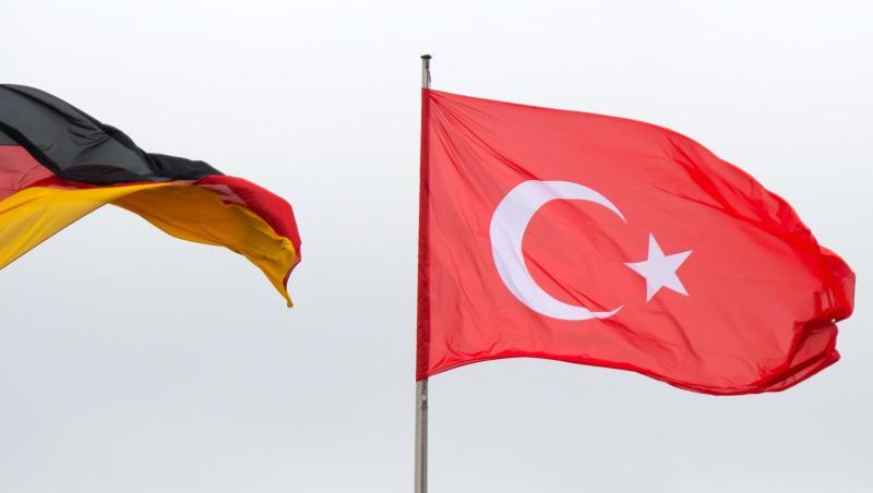 Die Flaggen von Deutschland und der Türkei wehen im Wind. Foto: Bernd von Jutrczenka/Archiv Die Flaggen von Deutschland und der Türkei wehen im Wind. Foto: Bernd von Jutrczenka/Archiv