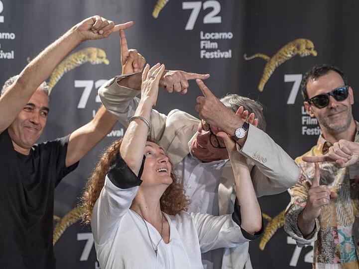 Produzent Luis Urbano (l-r), Schauspielerin Luisa Cruz, Schauspieler Miguel Lobo Antunes und Regisseur Joao Nicolau stellen ihre melancholische Ballade "Technoboss" in Locarno vor.