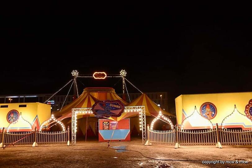 Nicht zu übersehen: Die Zirkuslandschaft ist hell erleuchtet, wenn es draußen dunkel ist.