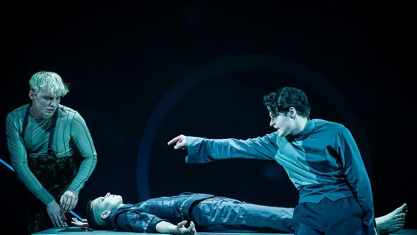 Wenn der Mensch Gott spielt: Frankenstein (Cedric Stern, rechts) und sein Freund Henry (Anton Nürnberg) mit der Kreatur (Nina Noé Stehlin).