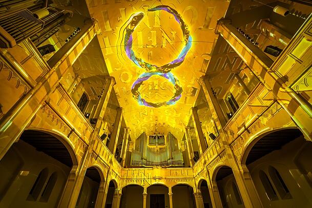 Die Achter-Schlange, die sich in den Schwanz bei&szlig;t, als Symbol f&uuml;r Unendlichkeit.