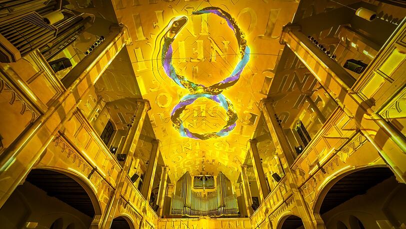 Die Achter-Schlange, die sich in den Schwanz beißt, als Symbol für Unendlichkeit. Die Achter-Schlange, die sich in den Schwanz beißt, als Symbol für Unendlichkeit.