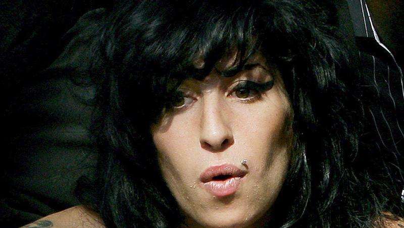 Amy Winehouse kommt nicht auf die Beine. Amy Winehouse kommt nicht auf die Beine.