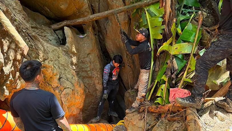 Der Zugang zu der Höhle ist extrem eng. Der Zugang zu der Höhle ist extrem eng.