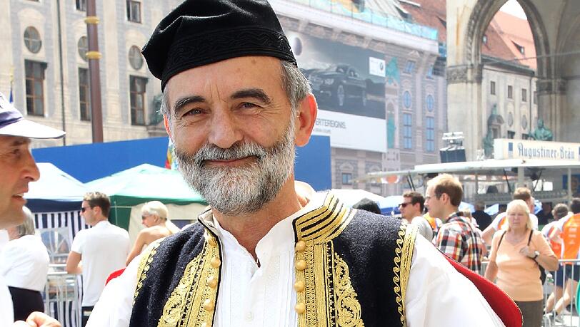 Nikos Kostis (65), Gemüseladen-Besitzer: „Wir haben schon vor dem Anpfiff gezittert: Die Deutschen spielen einfach zu gut. In der zweiten Halbzeit ging’s dann auch aufm Platz bergab. Bergauf ging’s allerdings bei uns vorm Fernseher: Unsere bayerischen Freunde haben für Stimmung gesorgt. Und heute tanzen wir mit ihnen unsere Niederlage nochmal weg – Griechen und Bayern: das harmoniert!“ Nikos Kostis (65), Gemüseladen-Besitzer: „Wir haben schon vor dem Anpfiff gezittert: Die Deutschen spielen einfach zu gut. In der zweiten Halbzeit ging’s dann auch aufm Platz bergab. Bergauf ging’s allerdings bei uns vorm Fernseher: Unsere bayerischen Freunde haben für Stimmung gesorgt. Und heute tanzen wir mit ihnen unsere Niederlage nochmal weg – Griechen und Bayern: das harmoniert!“