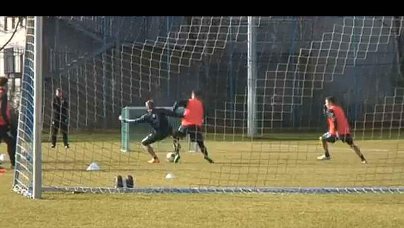 Zweikämpfe: Die Löwen beim Training an der Grünwalder. Zweikämpfe: Die Löwen beim Training an der Grünwalder.