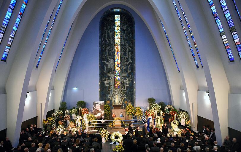 500 Trauergäste erweisen Sdunek am Friedhof Ohlsdorf die letzte Ehre.