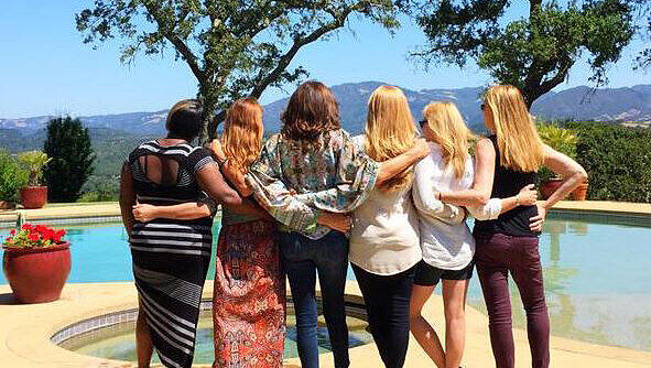 Zusammen mit anderen Transgender-Frauen posiert Caitlyn Jenner (3. v.l.) für Twitter Zusammen mit anderen Transgender-Frauen posiert Caitlyn Jenner (3. v.l.) für Twitter