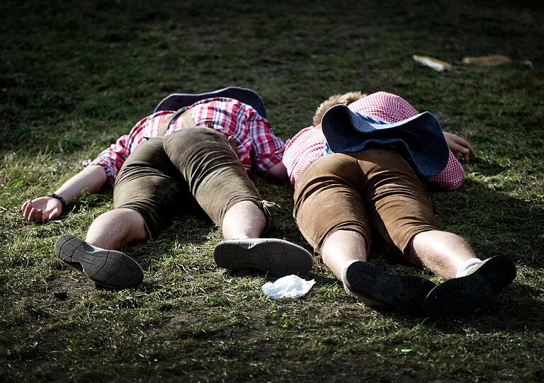 Völlig hilflos: Besoffene werden immer wieder gerne beklaut. Deswegen wirft die Polizei mit Überwachungskameras ein Auge auf die bekannten Ausnüchterungsplätze.