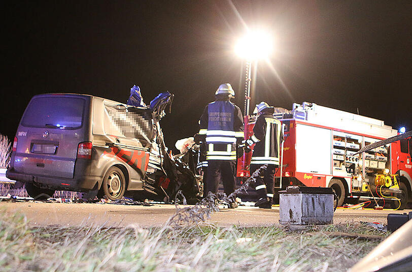 Der Kleintransporter ist vollkommen zerstört. Der Sachschaden beläuft sich auf rund 40.000 Euro.