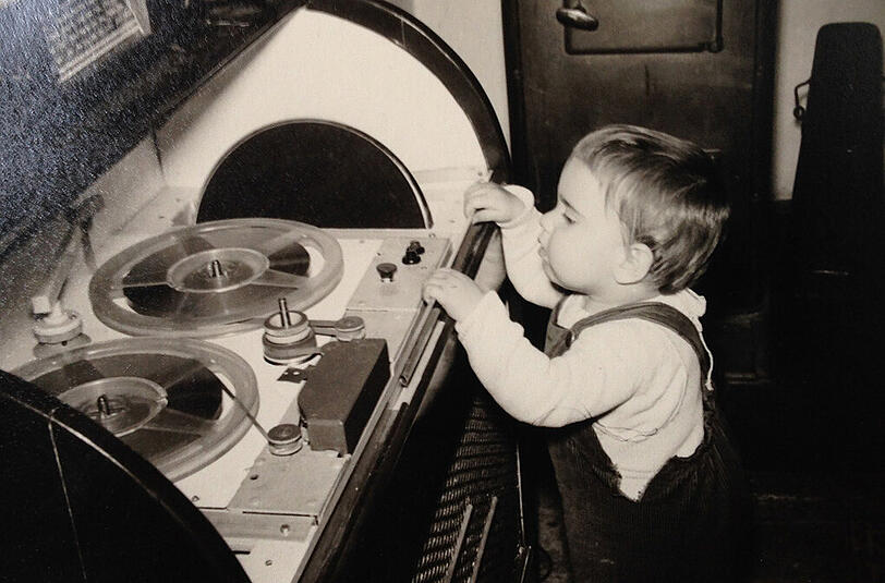 Musikalische Früherziehung: Christine Rahm im Dezember 1954 an der heimischen Musikanlage.