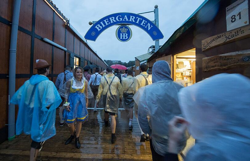 Der Regen bestimmt den Auftakt zum 183. Oktoberfest in München. Erste Wiesnfans standen trotzdem seit 7 Uhr vor den Zelten an.