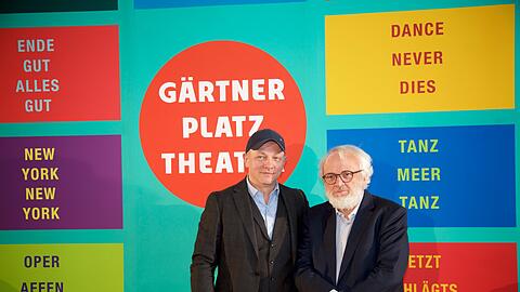 Josef E. Köpplinger (l.) mit Wilfried Hiller, der für das Gärtnerplatztheater Michael Endes &bdquo;Momo&ldquo; vertont.