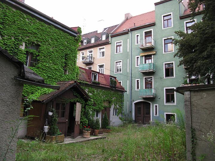 Im Sommer sieht das Hinterhaus besonders idyllisch aus.