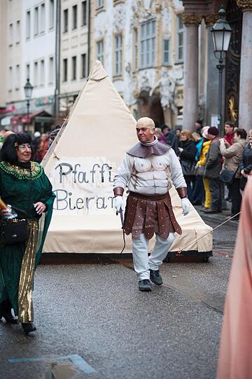 Die Damischen Ritter in Aktion: Impressionen vom Faschingszug durch die Altstadt am Sonntag.