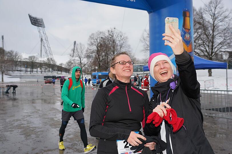 1.100 Läufer nahmen am Samstagvormittag am Winterlauf im Olympiapark in München teil. Hier gibt's die Bilder.