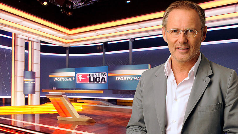 Moderator Reinhold Beckmann im Jahr 2010 im Studio von der Bundesliga-Sportschau live im Ersten. Moderator Reinhold Beckmann im Jahr 2010 im Studio von der Bundesliga-Sportschau live im Ersten.