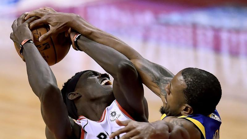 Pascal Siakam (l) von den Toronto Raptors im verteidigt den Ballbesitz gegen Andre Iguodala von den Golden State Warriors. Pascal Siakam (l) von den Toronto Raptors im verteidigt den Ballbesitz gegen Andre Iguodala von den Golden State Warriors.