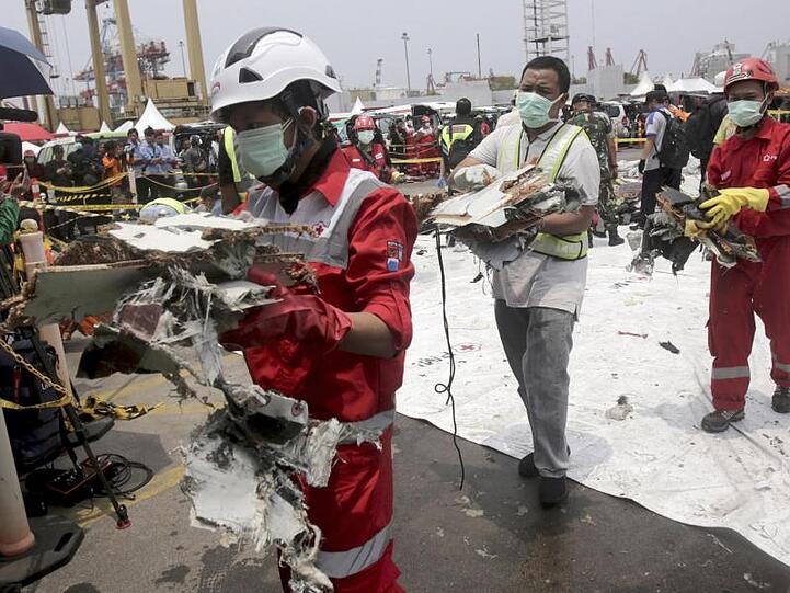 Retter mit Trümmern des Fluges Lion Air 610 im vergangenen November: Auch in Indonesien war eine Boeing 737 Max abgestürzt.