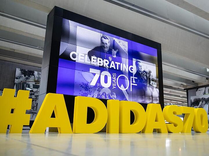Der Hashtag "#ADIDAS70" steht beim Sportartikelhersteller adidas AG in Großbuchstaben auf dem Boden. Foto: Daniel Karmann/Archivbild