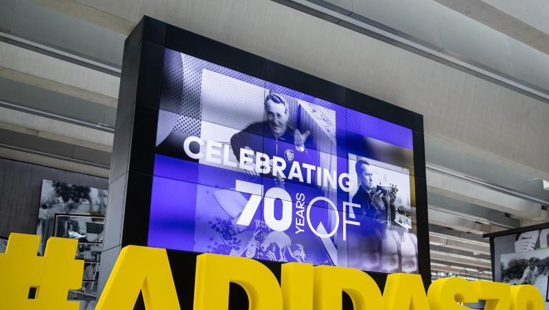 Der Hashtag "#ADIDAS70" steht beim Sportartikelhersteller adidas AG in Großbuchstaben auf dem Boden. Foto: Daniel Karmann/Archivbild