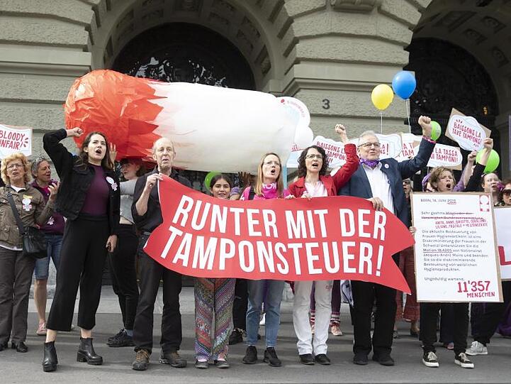 Protest mit einem Riesentampon vor dem Bundeshaus: die Frauen fordern eine geringere Besteuerung von Damenhygieneartikeln.