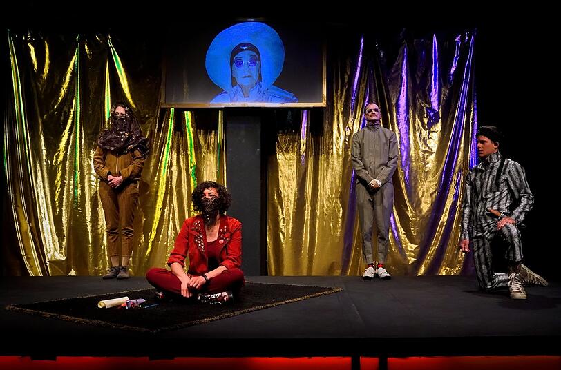 Theresa Bendel (links), Melda Hazirci, Margit Carls, Arno Friedrich, Mario Lindner in "Turandot"