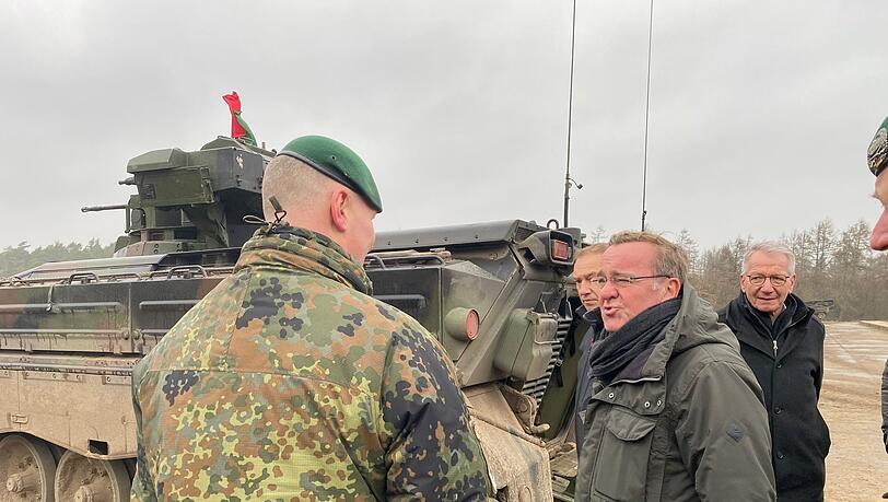 Verteidigungsminister Boris Pistorius (rechts) bei seiner Ankunft in der Panzertruppenschule im niedersächsischen Munster am Schützenpanzer Marder.