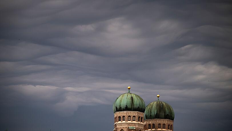 Der Deutsche Wetterdienst erwartet zum Teil starke Gewitter in Bayern. (Archivbild)