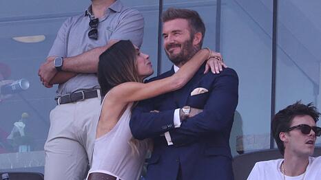 Herzliche Szene w&auml;hrend des WM-Finales: Victoria Beckham umarmt ihren Mann David, um ihn zu k&uuml;ssen.