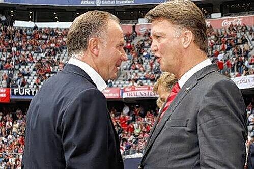 Bayern-Boss Karl-Heinz Rummenigge (links) im Gespräch mit Cheftrainer Louis van Gaal.