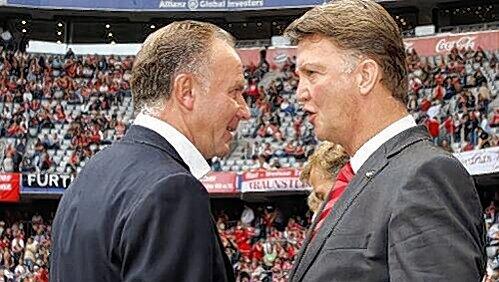 Bayern-Boss Karl-Heinz Rummenigge (links) im Gespräch mit Cheftrainer Louis van Gaal. Bayern-Boss Karl-Heinz Rummenigge (links) im Gespräch mit Cheftrainer Louis van Gaal.