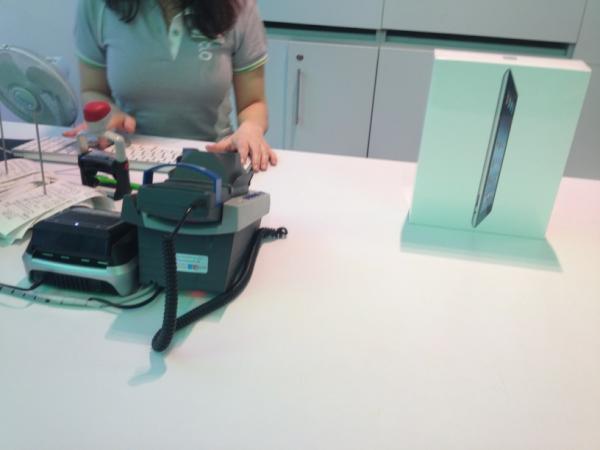 Da ist das Ding: Unser AZ-Reporter hat sich am Freitagmorgen ein iPad 3 gesichert.
