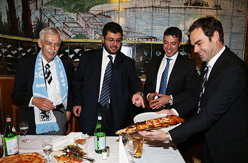 Ja, es ist eine Calzone: Die Löwen-Bosse Dieter Schneider (von li.), Hasan Ismaik, Hamada Iraki und Robert Schäfer bei der Saisonabschlussfeier im "Raffaele"