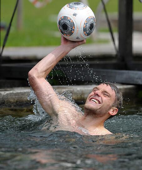 Die Löwen beim Turmspringen im Trainingslager. Sehen Sie hier die spektakulären Bilder.