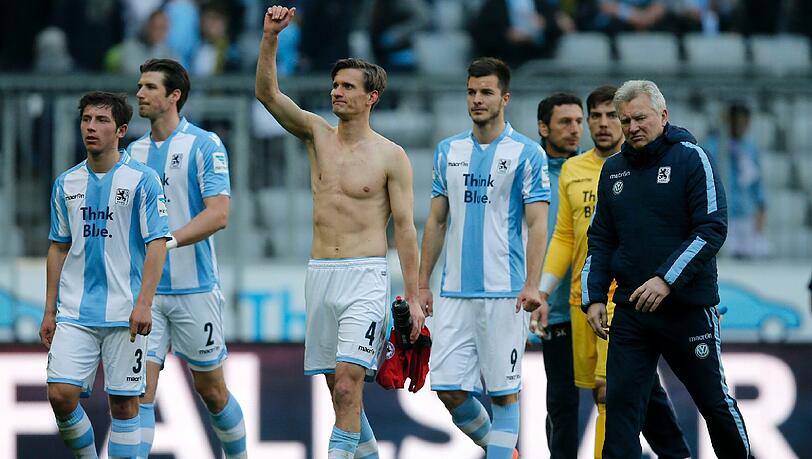 Am Schluss überwog die Enttäuschung über eine verpasste Chance: Die Akteure des TSV 1860 nach dem Remis gegen Bielefeld. Am Schluss überwog die Enttäuschung über eine verpasste Chance: Die Akteure des TSV 1860 nach dem Remis gegen Bielefeld.