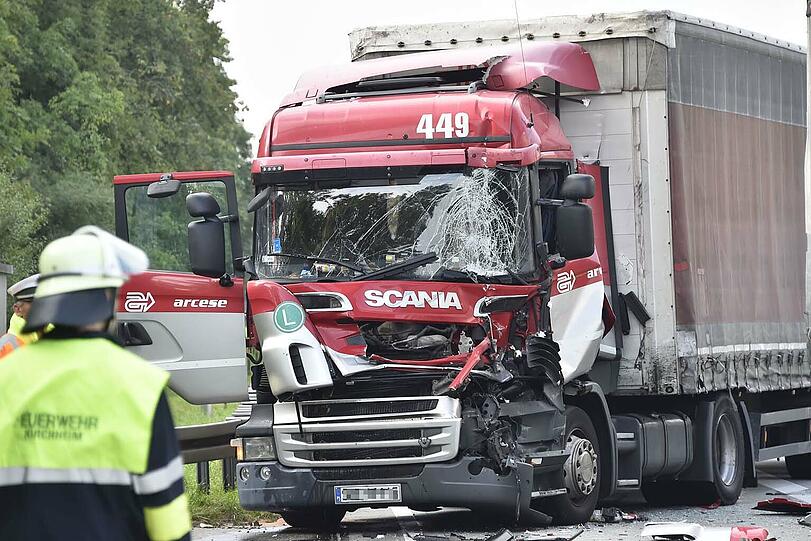 Unfall auf der A99: Bilder von den Aufräumarbeiten. Zwei Personen wurden leicht verletzt.