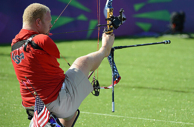 Matt Stutzman (Bogenschießen): Matt Stutzman ist "The Armless Archer". Der 33 Jahre alte Amerikaner kam ohne Arme zur Welt und schießt mit dem Bogen dennoch so zielsicher wie Robin Hood. Den Pfeil legt er mit dem Fuß ein, spannt den Bogen mit dem Fuß und löst den Schuss mit seinem Kinn aus. Bei den Paralympics in London vor vier Jahren gewann Stutzman Silber. Seit 2015 ist er auch Weltrekordhalter: Er traf eine Scheibe in 283,47 Metern Entfernung.