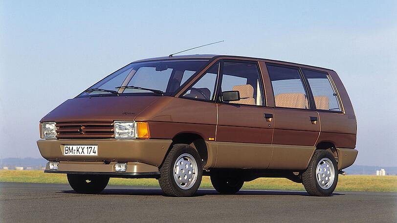 Sehr viel Platz, maximale Variabilität - und jede Menge Fahrkomfort: Dafür steht seit 1984 die Großraumlimousine Espace. Die erste Generation ist die Urmutter aller europäischen Vans, begeisterte mit ihrer One-Box-Architektur, Platz für bis zu sieben Erwachsene und der Stahlkarosse mit Kunststoff-Außenhaut. Ihr Erscheinen bedeutete für die Autowelt eine Revolution. Das Konzept der multifunktionalen Raumlimousine mit variablen Einzelsitzen wurde in den folgenden Jahren landauf, landab nachgeahmt. 191.674 Exemplare wurden bis zum Start der zweiten Generation im Jahr 1991 gebaut - ein fulminanter Erfolg.