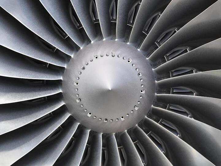 Ein Flugzeugtriebwerk auf dem Gelände der MTU. Foto: Patrick Pleul/dpa/Archivbild