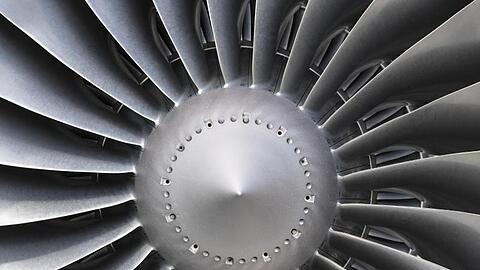 Ein Flugzeugtriebwerk auf dem Gelände der MTU. Foto: Patrick Pleul/dpa/Archivbild