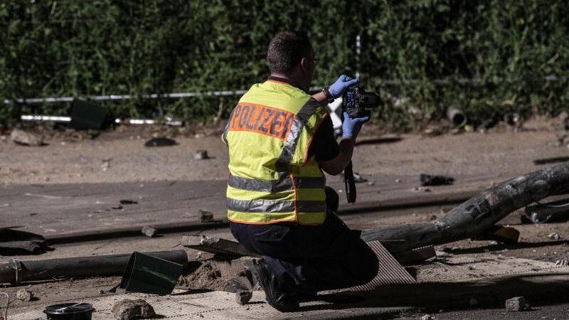 Ein Polizeibeamter fotografiert nach dem schweren Verkehrsunfall in Berlin-Mitte Spuren.