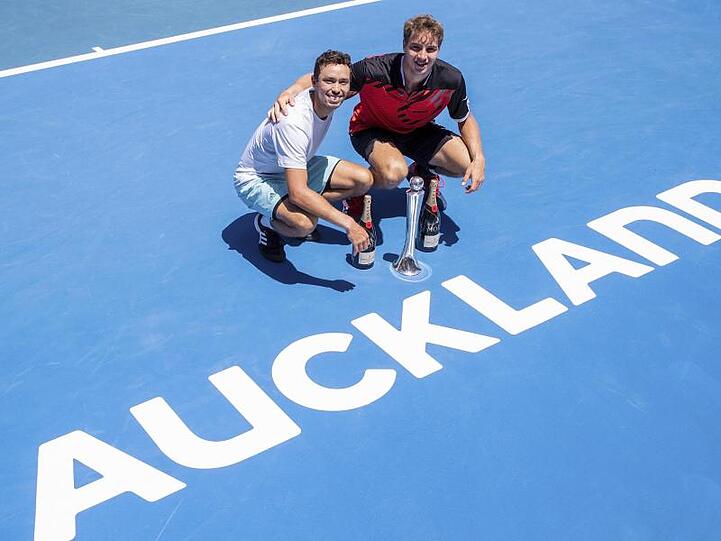 Jan-Lennard Struff (r) posiert mit dem Japaner Ben McLachlan nach dem Sieg im Doppel-Finale.